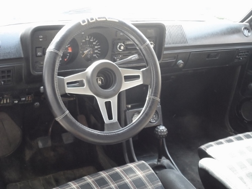 J'ai du mettre un tour de volant car celui ci avait tendance à perdre son revêtement , j'ai fait l'acquisition d'un autre volant Wolfsburg 3 branches que je devrais avoir la semaine prochaine