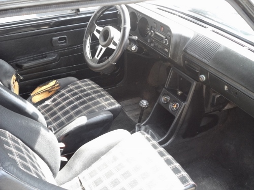Alors que le siège passager est en assez bon état , le siège conducteur quant à lui est bien amoché à l'endroit habituel ... La banquette arrière est par contre en excellent état