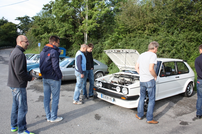 Accueil sur le parking de Tiège ! et déjà un capot d'ouvert !!!