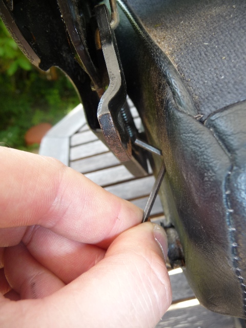 Les 2 autres sont bien moins accessibles. Il faut s'aider d'un outil coudé. Une petite clef allen ?