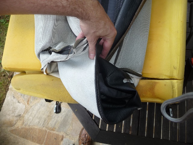 qui retiennent, sur une armature métallique traversant la mousse, le tissus ...