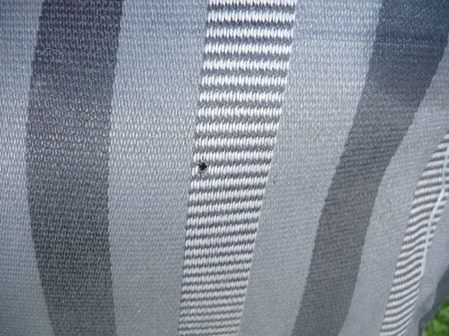 Un accroc sur le tissus de l'assise