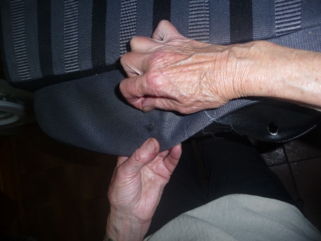 idem pour le tissus du renfort, mais là pas de miracle, il aurait fallu remplacer la pièce de tissus entièrement...