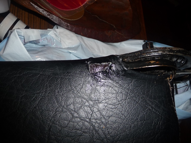 que l'on passe par dessous par le trou. <br />C'est un peu dommage j'avais pas de noir, mais bon faut vraiment avoir l’œil dessus.