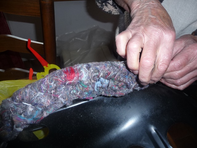 d'une part, le saucissonnage de l'armature du siège (on a fait que le côté droit, car c'est lui qui morfle)