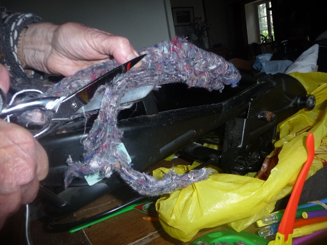 saucissonnage réalisé avec de la bourre d'un vieux matelas futon