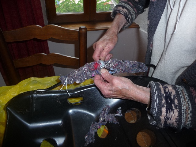 et de la bonne ficelle en virant les surépaisseurs de bourre superflue.<br />le but étant bien entendu d'adoucir le contact entre l'armature métal et la mousse du siège.