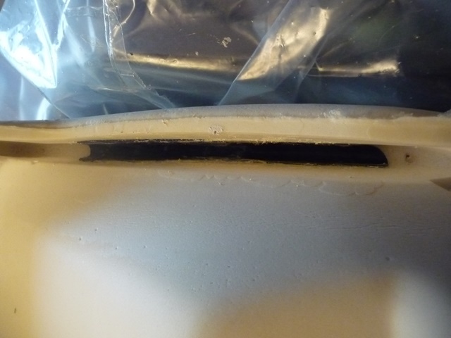 collé à la colle néoprène.