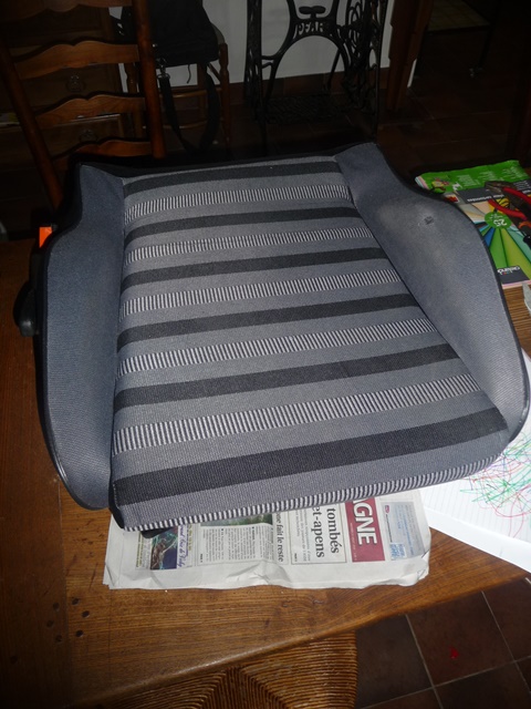 Ouff c'est le cas après avoir bataillé dur !<br />A propos impossible de remonter ces foutues ù*§!@! accroches métalliques seul. En plus il faut une pince tout en faisant levier avec un tournevis (eh mer@,!:ù ! un coup de tournevis malheureu dans la mousse). C'est vraiment la partie galère encore et c'est encore pire lors du remontage...