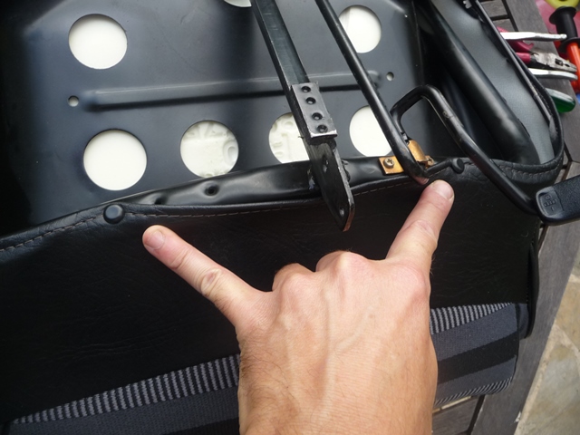 le mieux après avoir tirer le tissus un peu de partout, c'est de commencer par les clous plastiques sur l'avant du siège