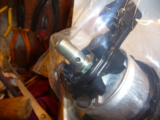 La neuve encore sous emballage avec zoom sur l'axe de sortie de carburant