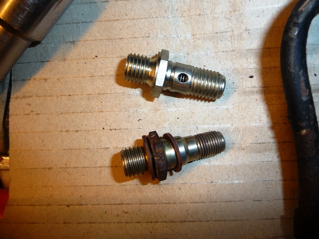 exactement la même référence pour les deux pompes bosh avec 2 sorties différentes....