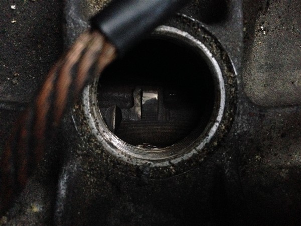 repère sur Volant moteur face repère sur la boîte (je ne suis pas sûr que c'est correct)