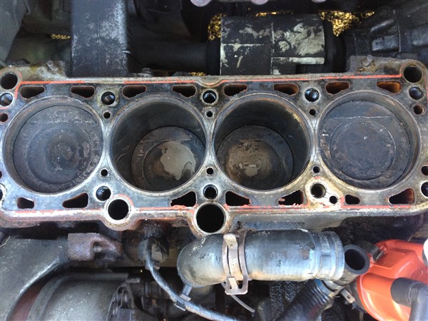 Voici les pistons : je vois rien de particulier...