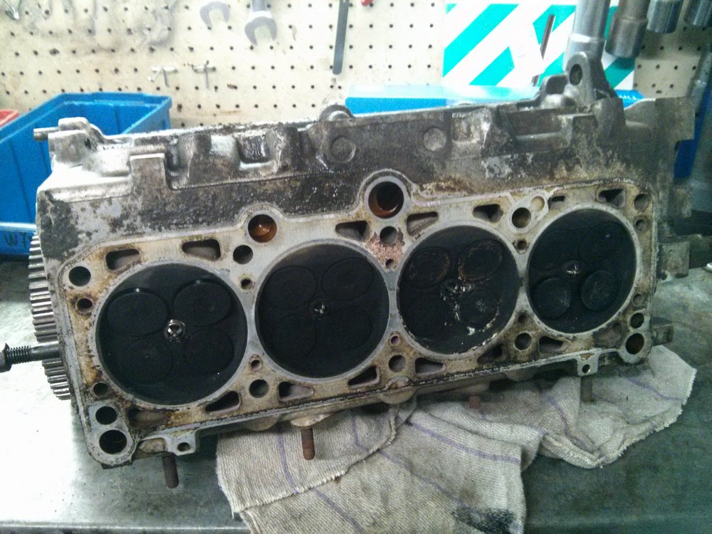 La culasse n°2. On peut voir des traces de LDR et des traces de gaz entre 2 cylindres. Mais à part des poussoirs un peu abimés, la culasse est utilisable.