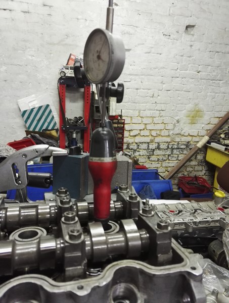 le comparateur sur le cylindre N°4 avec la pige pour le PMH....j'ai bien rigolé en imaginant cette photo sur le forum