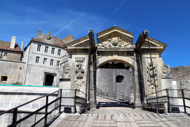 08 Chateau de Joux.JPG