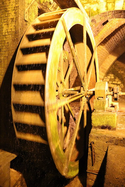 05 La roue à aube qui entraine la pompe.JPG