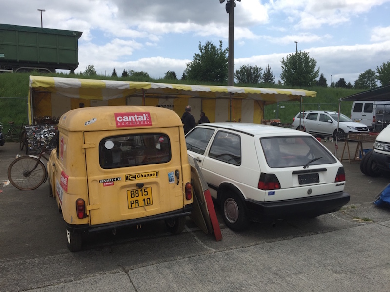 Déjà vu : une 4L à côté d'une G2 blanche :)