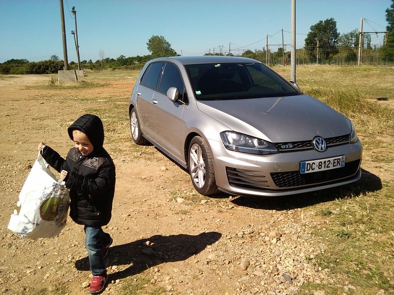 On gare la Golf près de la voie ferrée.jpg