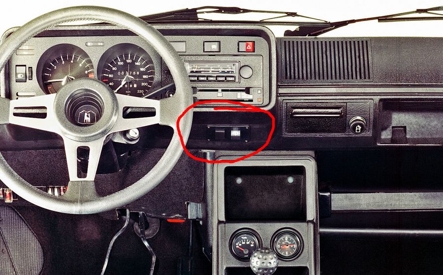 1976_Volkswagen_Golf_(_I_)_GTI_3-door_013_6550+bouton.jpg