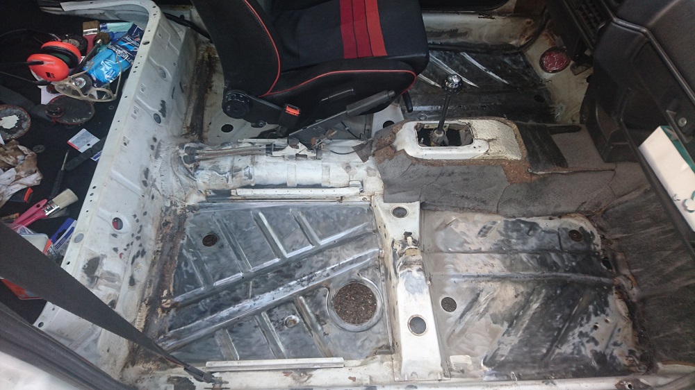 Puis grattage à la brosse métallique + perceuse. Seul le plancher arg est totalement indemne...