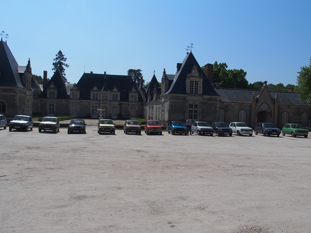 une belle brochette, la classe devant le château !