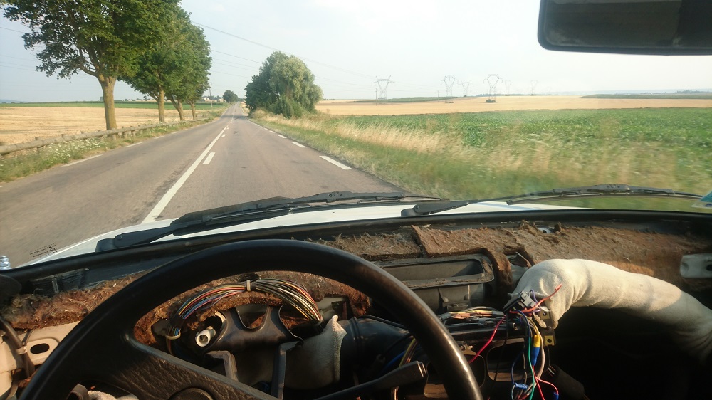 Au départ la voiture revenait de chez le carrossier ; au programme reprise de la baie de pare-brise comme il faut