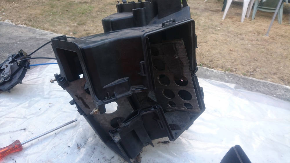 Mousses devenues inexistantes + radiateur de 28 ans d'âge. Toujours vaillant, mais jusqu'à quand =&gt; OUT