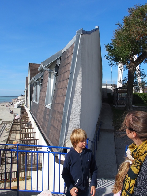 Après les maisons phénix les maisons slim fast ! la maison ou tu ne peux pas ouvrir ta fenêtre à cause du mur opposé !