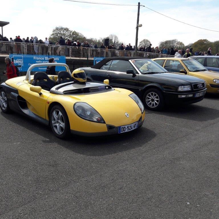 LE SPIDER RENAULT A COTE D UNE AUDI  80 CAB 2.6