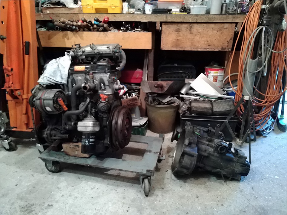Moteur et boîte désassemblés. On va commencer par...
