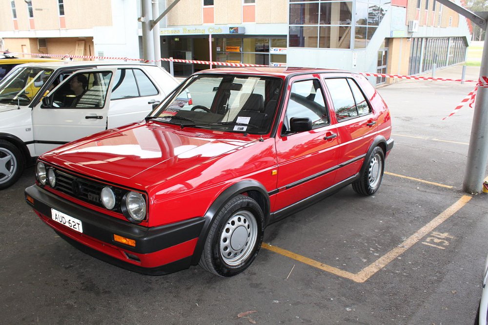 1200px-Volkswagen_Golf_(15537864429).jpg