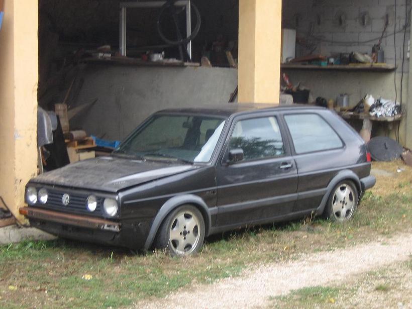 voici ma belle avec des jantes 'le castelet en 15&quot;' quand elle ne tournait pas encore j'ai remis le capot d'origine depuis