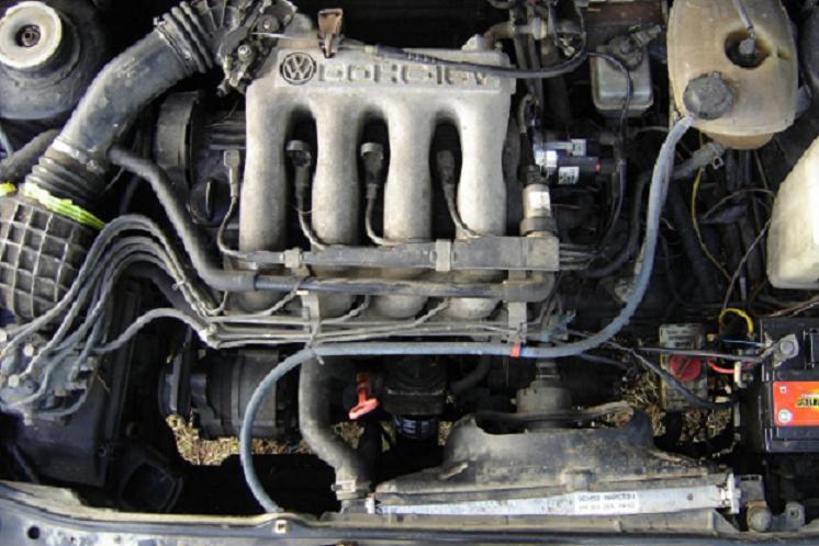 le moteur de ma tigresse radiateur,allumeur,embrayage neufs mais ya encorre beaucoup de boulot!!