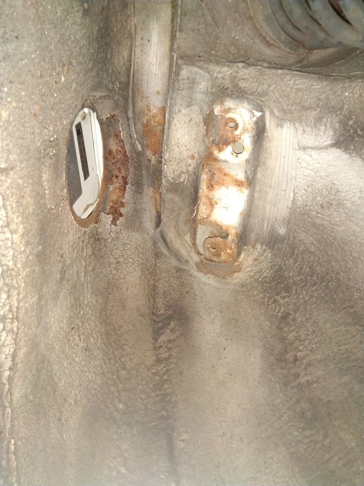 Le point négatif : l'endroit très enclavé maintient la terre et autres saletés, mon attention sur la zone lors des lavages n'y a rien fait... je passerai voir le carrossier pour planifier l'intervention.