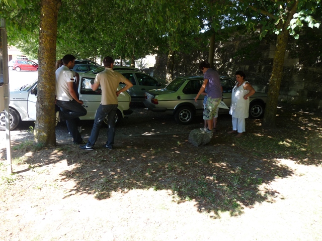 Petit pause à l'ombre des gros arbres de Brouage