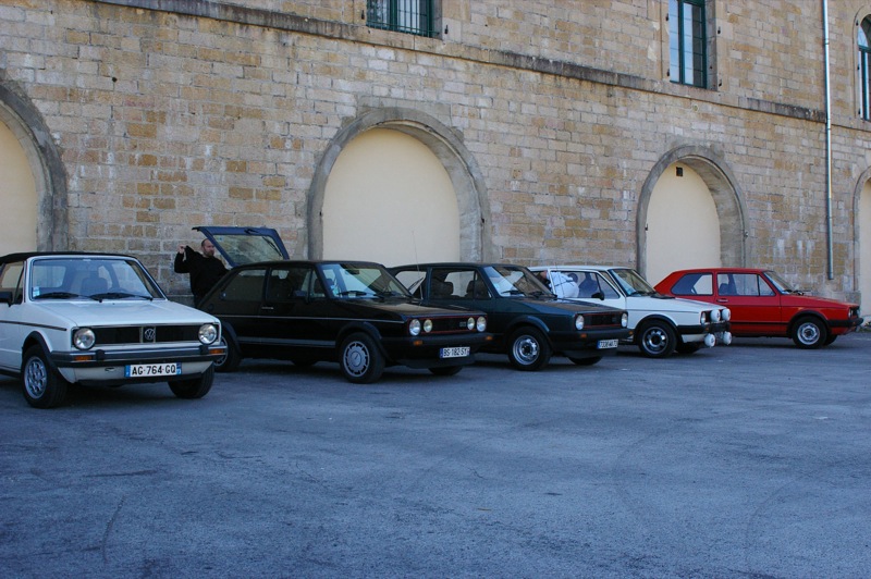 Arrivée à la cave du Fort des Rousses .... je trouve que notre plateau est de bien meilleure qualité que celui des Lambo et autres Ferrari ! Cricrii : il est magnifique ton cabriolet ;-)