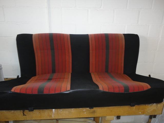 banquette arrière trouvée chez un Alsacien sympa<br />mais arrivé a la maison je constate que la couleur du tissu est bien inférieur que la mienne.. alors j'ai décidé de la revendre.