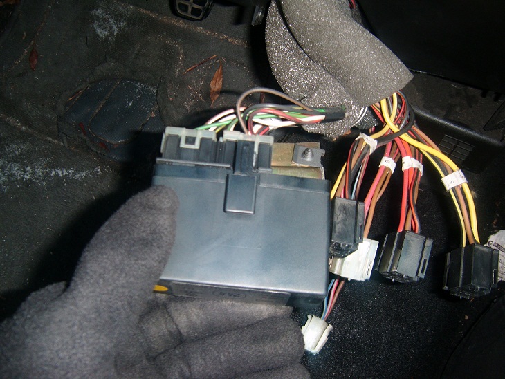 Boitier de régulation du ralenti(N71) et de coupure en décélération(N65) - Moteur KR - Emplacement : Console centrale.