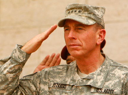 petraeus_salut_armee432[1].jpg