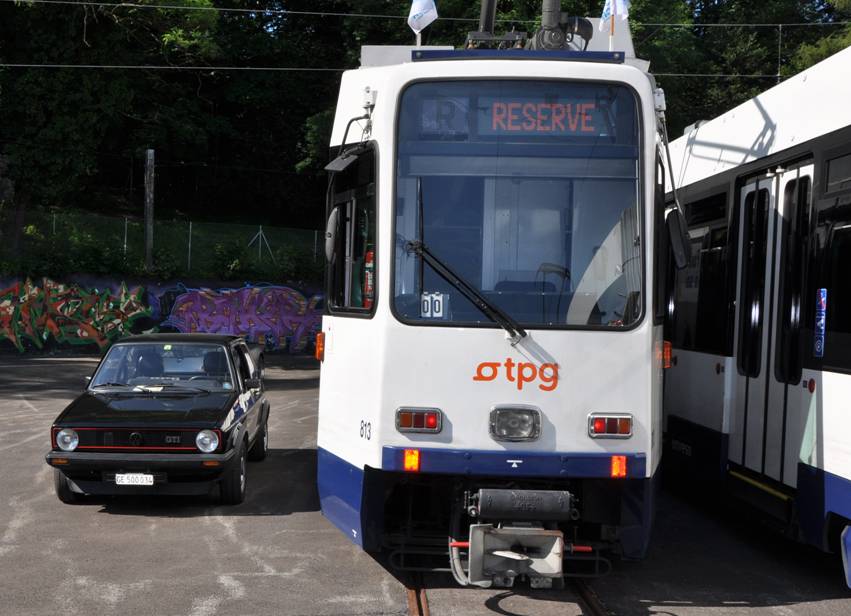 Elle fait toute petite à coté de la rame du tram