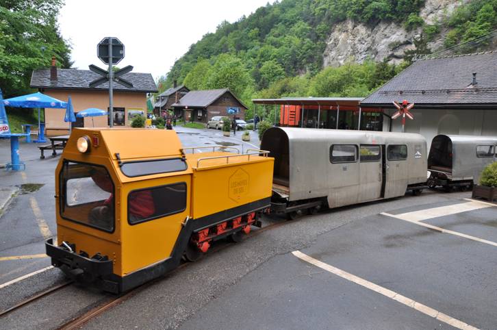 Le petit train pour pénétrer au coeur de la mine de sel de Bex