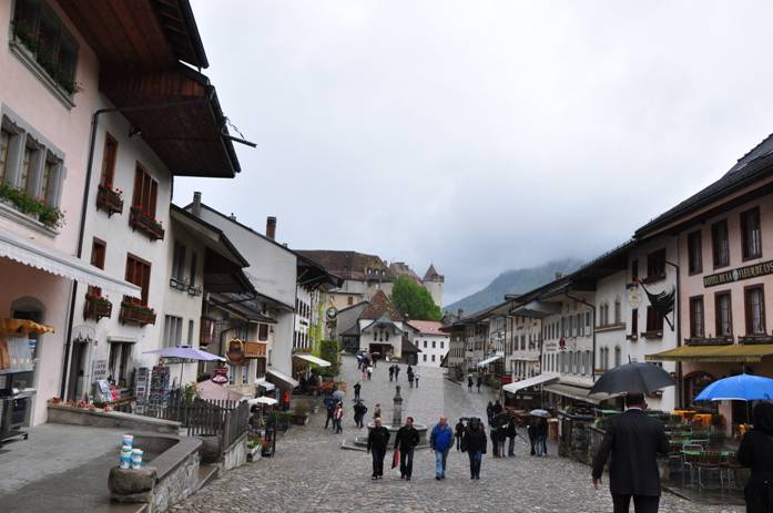 Le château et la cité médiévale de Gruyère Avec plein de musées dont celui des Aliens de Guiguer