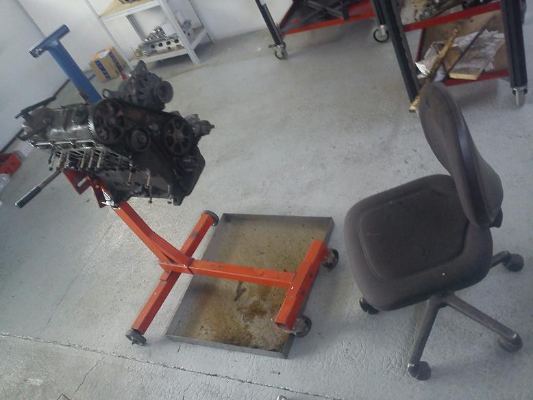 Maintenant que le moteur est fixé sur son support on va pouvoir causer ! (Notez le fauteuil, raffinement ultime dégoté au fond de l'atelier. C'est mon dos qui a apprécié !)