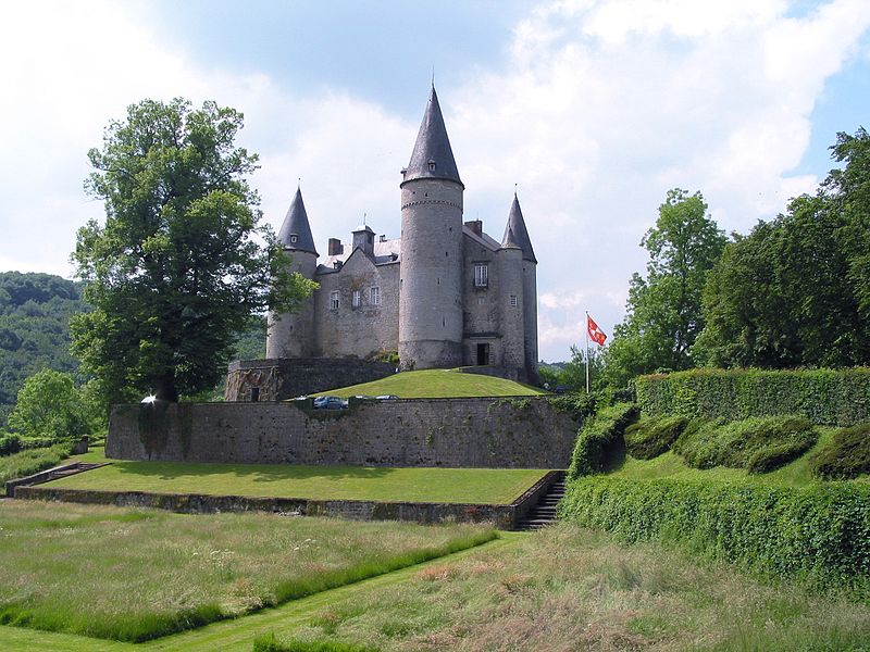 800px-Celles_(Houyet)_-_Château_de_Vêves_(1).jpg