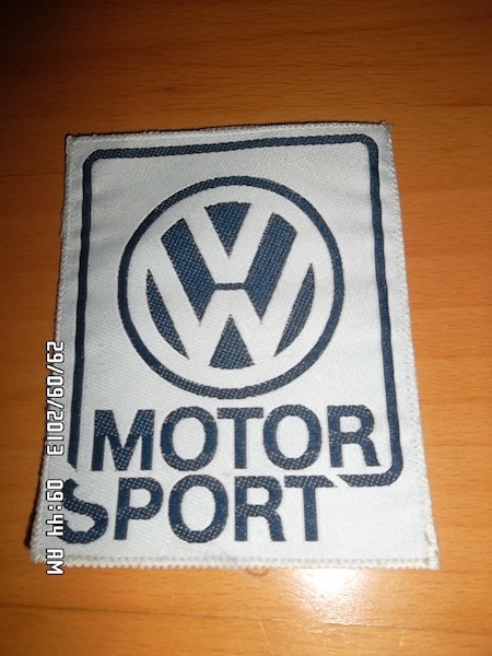 Logo à coudre sur une veste. Devrait être cousu depuis au moins 25 ans ;-)