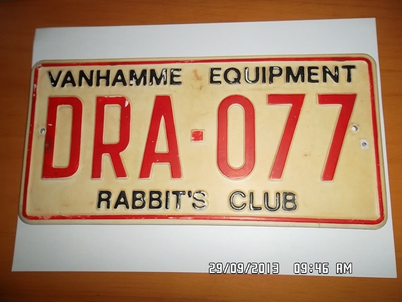 Plaque d'immatriculation avant émanant de mon tout premier club en...1982. Le support est en matériau d'aviation, non que plus léger, mais gratuit  ;-)
